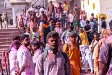 İnsanlar geleneksel ve törensel renkli Lathmar Holi 'yi Radharani tapınağında dans ve renkli yüzlerle kutluyorlar.