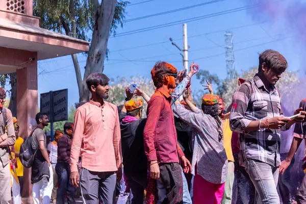 İnsanlar geleneksel ve törensel renkli Lathmar Holi 'yi Radharani tapınağında dans ve renkli yüzlerle kutluyorlar.