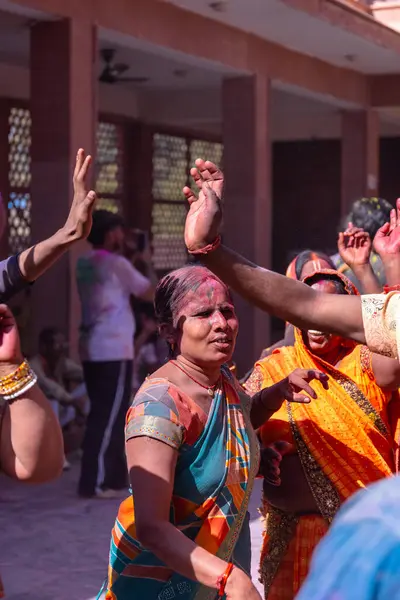 İnsanlar geleneksel ve törensel renkli Lathmar Holi 'yi Radharani tapınağında dans ve renkli yüzlerle kutluyorlar.