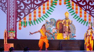 Gaziabad, Uttar Pradesh, Hindistan: Dussehra festivalinde çalan sanatçılar.