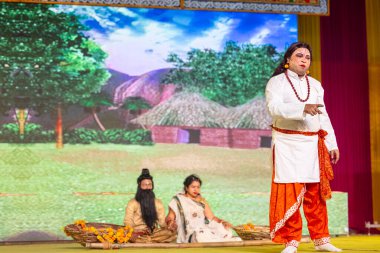 Gaziabad, Uttar Pradesh, Hindistan: Dussehra festivalinde çalan sanatçılar.