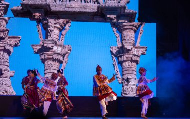 Gaziabad, Uttar Pradesh, Hindistan: Dussehra festivalinde çalan sanatçılar.