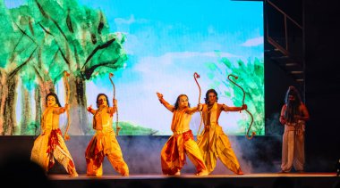 Gaziabad, Uttar Pradesh, Hindistan: Dussehra festivalinde çalan sanatçılar.