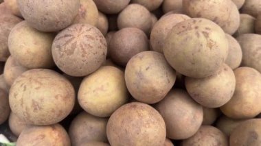 Meyve pazarında taze ve organik sapodilla