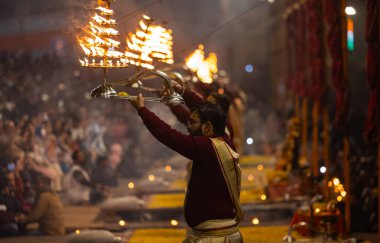 Varanasi, Uttar Pradesh, Hindistan: Ganga aarti, rahip Dashashwamedh ghat 'ta kutsal nehir ganges akşam ayinleri yapıyor Hindu ayinleri ile geleneksel elbise.