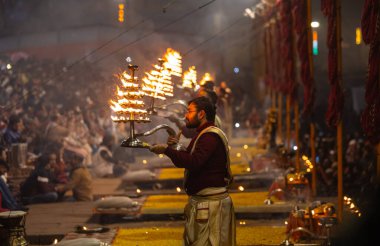 Varanasi, Uttar Pradesh, Hindistan: Ganga aarti, rahip Dashashwamedh ghat 'ta kutsal nehir ganges akşam ayinleri yapıyor Hindu ayinleri ile geleneksel elbise.