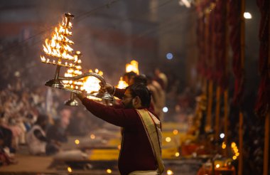 Varanasi, Uttar Pradesh, Hindistan: Ganga aarti, rahip Dashashwamedh ghat 'ta kutsal nehir ganges akşam ayinleri yapıyor Hindu ayinleri ile geleneksel elbise.