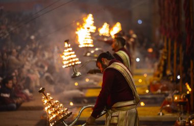 Varanasi, Uttar Pradesh, Hindistan: Ganga aarti, rahip Dashashwamedh ghat 'ta kutsal nehir ganges akşam ayinleri yapıyor Hindu ayinleri ile geleneksel elbise.