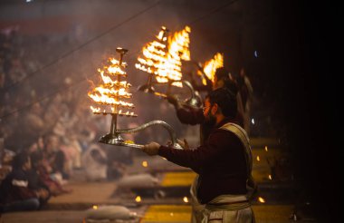 Varanasi, Uttar Pradesh, Hindistan: Ganga aarti, rahip Dashashwamedh ghat 'ta kutsal nehir ganges akşam ayinleri yapıyor Hindu ayinleri ile geleneksel elbise.