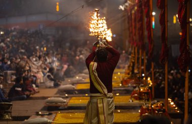 Varanasi, Uttar Pradesh, Hindistan: Ganga aarti, rahip Dashashwamedh ghat 'ta kutsal nehir ganges akşam ayinleri yapıyor Hindu ayinleri ile geleneksel elbise.