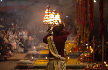Varanasi, Uttar Pradesh, Hindistan: Ganga aarti, rahip Dashashwamedh ghat 'ta kutsal nehir ganges akşam ayinleri yapıyor Hindu ayinleri ile geleneksel elbise.