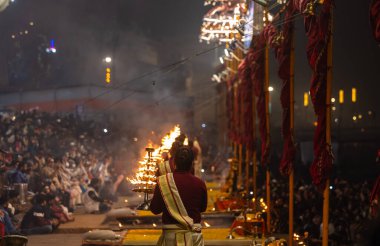 Varanasi, Uttar Pradesh, Hindistan: Ganga aarti, rahip Dashashwamedh ghat 'ta kutsal nehir ganges akşam ayinleri yapıyor Hindu ayinleri ile geleneksel elbise.