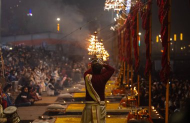 Varanasi, Uttar Pradesh, Hindistan: Ganga aarti, rahip Dashashwamedh ghat 'ta kutsal nehir ganges akşam ayinleri yapıyor Hindu ayinleri ile geleneksel elbise.