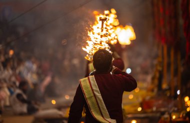 Varanasi, Uttar Pradesh, Hindistan: Ganga aarti, rahip Dashashwamedh ghat 'ta kutsal nehir ganges akşam ayinleri yapıyor Hindu ayinleri ile geleneksel elbise.