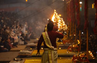 Varanasi, Uttar Pradesh, Hindistan: Ganga aarti, rahip Dashashwamedh ghat 'ta kutsal nehir ganges akşam ayinleri yapıyor Hindu ayinleri ile geleneksel elbise.