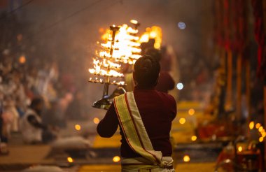 Varanasi, Uttar Pradesh, Hindistan: Ganga aarti, rahip Dashashwamedh ghat 'ta kutsal nehir ganges akşam ayinleri yapıyor Hindu ayinleri ile geleneksel elbise.