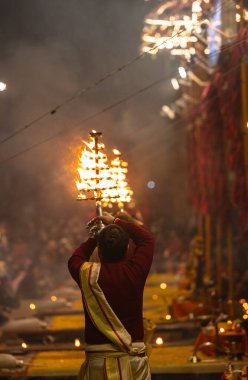 Varanasi, Uttar Pradesh, Hindistan: Ganga aarti, rahip Dashashwamedh ghat 'ta kutsal nehir ganges akşam ayinleri yapıyor Hindu ayinleri ile geleneksel elbise.