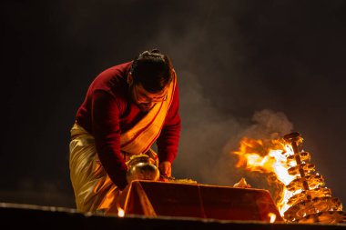 Varanasi, Uttar Pradesh, Hindistan: Ganga aarti, rahip Dashashwamedh ghat 'ta kutsal nehir ganges akşam ayinleri yapıyor Hindu ayinleri ile geleneksel elbise.