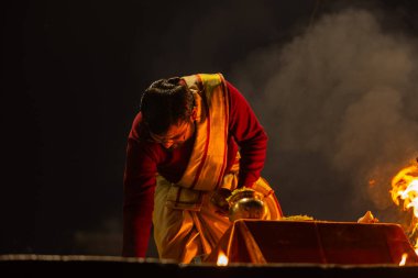 Varanasi, Uttar Pradesh, Hindistan: Ganga aarti, rahip Dashashwamedh ghat 'ta kutsal nehir ganges akşam ayinleri yapıyor Hindu ayinleri ile geleneksel elbise.
