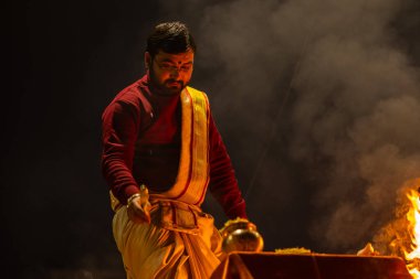 Varanasi, Uttar Pradesh, Hindistan: Ganga aarti, rahip Dashashwamedh ghat 'ta kutsal nehir ganges akşam ayinleri yapıyor Hindu ayinleri ile geleneksel elbise.
