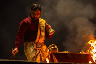 Varanasi, Uttar Pradesh, Hindistan: Ganga aarti, rahip Dashashwamedh ghat 'ta kutsal nehir ganges akşam ayinleri yapıyor Hindu ayinleri ile geleneksel elbise.