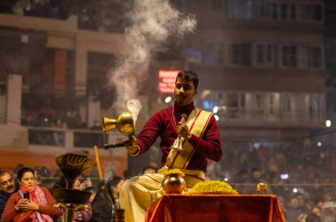 Varanasi, Uttar Pradesh, Hindistan: Ganga aarti, rahip Dashashwamedh ghat 'ta kutsal nehir ganges akşam ayinleri yapıyor Hindu ayinleri ile geleneksel elbise.