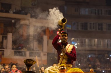 Varanasi, Uttar Pradesh, Hindistan: Ganga aarti, rahip Dashashwamedh ghat 'ta kutsal nehir ganges akşam ayinleri yapıyor Hindu ayinleri ile geleneksel elbise.