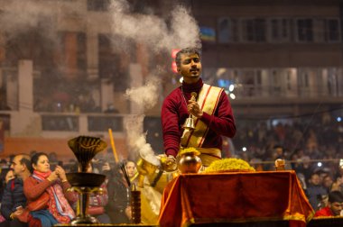 Varanasi, Uttar Pradesh, Hindistan: Ganga aarti, rahip Dashashwamedh ghat 'ta kutsal nehir ganges akşam ayinleri yapıyor Hindu ayinleri ile geleneksel elbise.