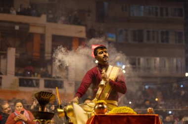 Varanasi, Uttar Pradesh, Hindistan: Ganga aarti, rahip Dashashwamedh ghat 'ta kutsal nehir ganges akşam ayinleri yapıyor Hindu ayinleri ile geleneksel elbise.