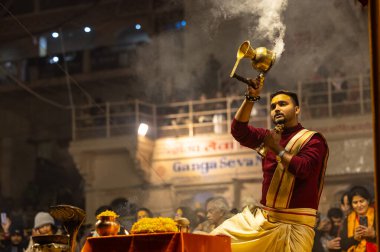 Varanasi, Uttar Pradesh, Hindistan: Ganga aarti, rahip Dashashwamedh ghat 'ta kutsal nehir ganges akşam ayinleri yapıyor Hindu ayinleri ile geleneksel elbise.