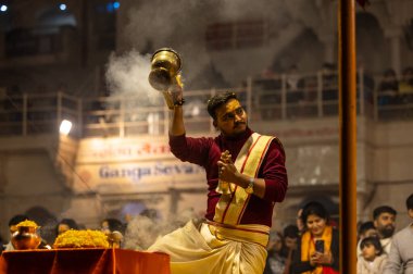 Varanasi, Uttar Pradesh, Hindistan: Ganga aarti, rahip Dashashwamedh ghat 'ta kutsal nehir ganges akşam ayinleri yapıyor Hindu ayinleri ile geleneksel elbise.