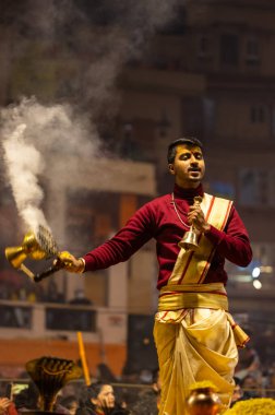 Varanasi, Uttar Pradesh, Hindistan: Ganga aarti, rahip Dashashwamedh ghat 'ta kutsal nehir ganges akşam ayinleri yapıyor Hindu ayinleri ile geleneksel elbise.
