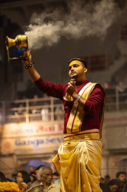 Varanasi, Uttar Pradesh, Hindistan: Ganga aarti, rahip Dashashwamedh ghat 'ta kutsal nehir ganges akşam ayinleri yapıyor Hindu ayinleri ile geleneksel elbise.