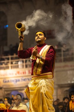 Varanasi, Uttar Pradesh, Hindistan: Ganga aarti, rahip Dashashwamedh ghat 'ta kutsal nehir ganges akşam ayinleri yapıyor Hindu ayinleri ile geleneksel elbise.