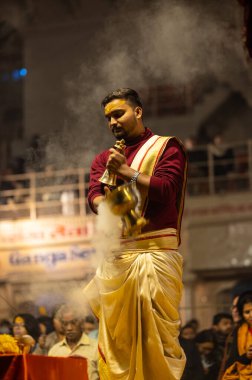 Varanasi, Uttar Pradesh, Hindistan: Ganga aarti, rahip Dashashwamedh ghat 'ta kutsal nehir ganges akşam ayinleri yapıyor Hindu ayinleri ile geleneksel elbise.