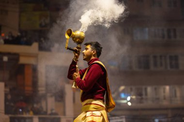 Varanasi, Uttar Pradesh, Hindistan: Ganga aarti, rahip Dashashwamedh ghat 'ta kutsal nehir ganges akşam ayinleri yapıyor Hindu ayinleri ile geleneksel elbise.