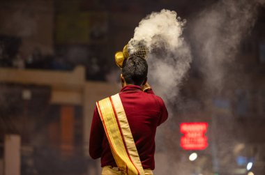 Varanasi, Uttar Pradesh, Hindistan: Ganga aarti, rahip Dashashwamedh ghat 'ta kutsal nehir ganges akşam ayinleri yapıyor Hindu ayinleri ile geleneksel elbise.