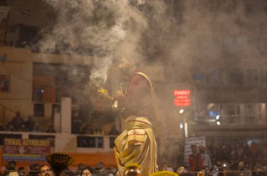 Varanasi, Uttar Pradesh, Hindistan: Ganga aarti, rahip Dashashwamedh ghat 'ta kutsal nehir ganges akşam ayinleri yapıyor Hindu ayinleri ile geleneksel elbise.
