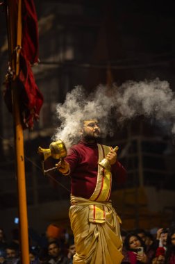 Varanasi, Uttar Pradesh, Hindistan: Ganga aarti, rahip Dashashwamedh ghat 'ta kutsal nehir ganges akşam ayinleri yapıyor Hindu ayinleri ile geleneksel elbise.