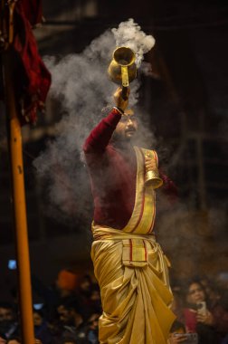 Varanasi, Uttar Pradesh, Hindistan: Ganga aarti, rahip Dashashwamedh ghat 'ta kutsal nehir ganges akşam ayinleri yapıyor Hindu ayinleri ile geleneksel elbise.