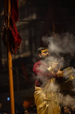 Varanasi, Uttar Pradesh, Hindistan: Ganga aarti, rahip Dashashwamedh ghat 'ta kutsal nehir ganges akşam ayinleri yapıyor Hindu ayinleri ile geleneksel elbise.