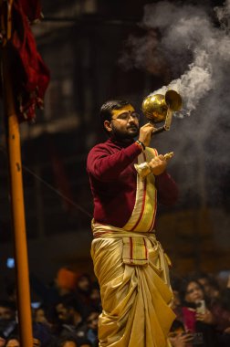 Varanasi, Uttar Pradesh, Hindistan: Ganga aarti, rahip Dashashwamedh ghat 'ta kutsal nehir ganges akşam ayinleri yapıyor Hindu ayinleri ile geleneksel elbise.