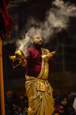 Varanasi, Uttar Pradesh, Hindistan: Ganga aarti, rahip Dashashwamedh ghat 'ta kutsal nehir ganges akşam ayinleri yapıyor Hindu ayinleri ile geleneksel elbise.