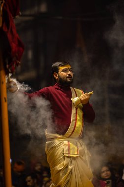 Varanasi, Uttar Pradesh, Hindistan: Ganga aarti, rahip Dashashwamedh ghat 'ta kutsal nehir ganges akşam ayinleri yapıyor Hindu ayinleri ile geleneksel elbise.