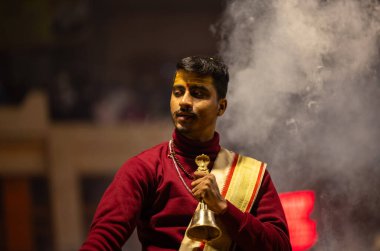 Varanasi, Uttar Pradesh, Hindistan: Ganga aarti, rahip Dashashwamedh ghat 'ta kutsal nehir ganges akşam ayinleri yapıyor Hindu ayinleri ile geleneksel elbise.