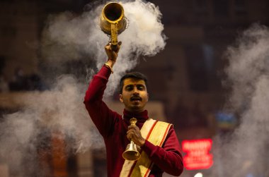Varanasi, Uttar Pradesh, Hindistan: Ganga aarti, rahip Dashashwamedh ghat 'ta kutsal nehir ganges akşam ayinleri yapıyor Hindu ayinleri ile geleneksel elbise.