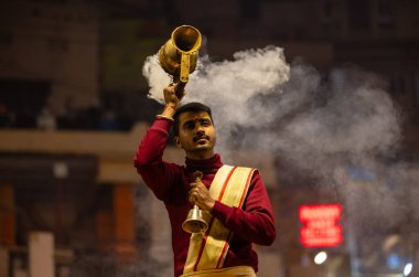 Varanasi, Uttar Pradesh, Hindistan: Ganga aarti, rahip Dashashwamedh ghat 'ta kutsal nehir ganges akşam ayinleri yapıyor Hindu ayinleri ile geleneksel elbise.