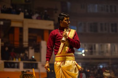 Varanasi, Uttar Pradesh, Hindistan: Ganga aarti, rahip Dashashwamedh ghat 'ta kutsal nehir ganges akşam ayinleri yapıyor Hindu ayinleri ile geleneksel elbise.