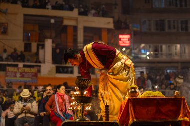 Varanasi, Uttar Pradesh, Hindistan: Ganga aarti, rahip Dashashwamedh ghat 'ta kutsal nehir ganges akşam ayinleri yapıyor Hindu ayinleri ile geleneksel elbise.