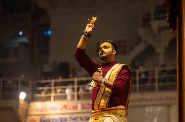 Varanasi, Uttar Pradesh, Hindistan: Ganga aarti, rahip Dashashwamedh ghat 'ta kutsal nehir ganges akşam ayinleri yapıyor Hindu ayinleri ile geleneksel elbise.